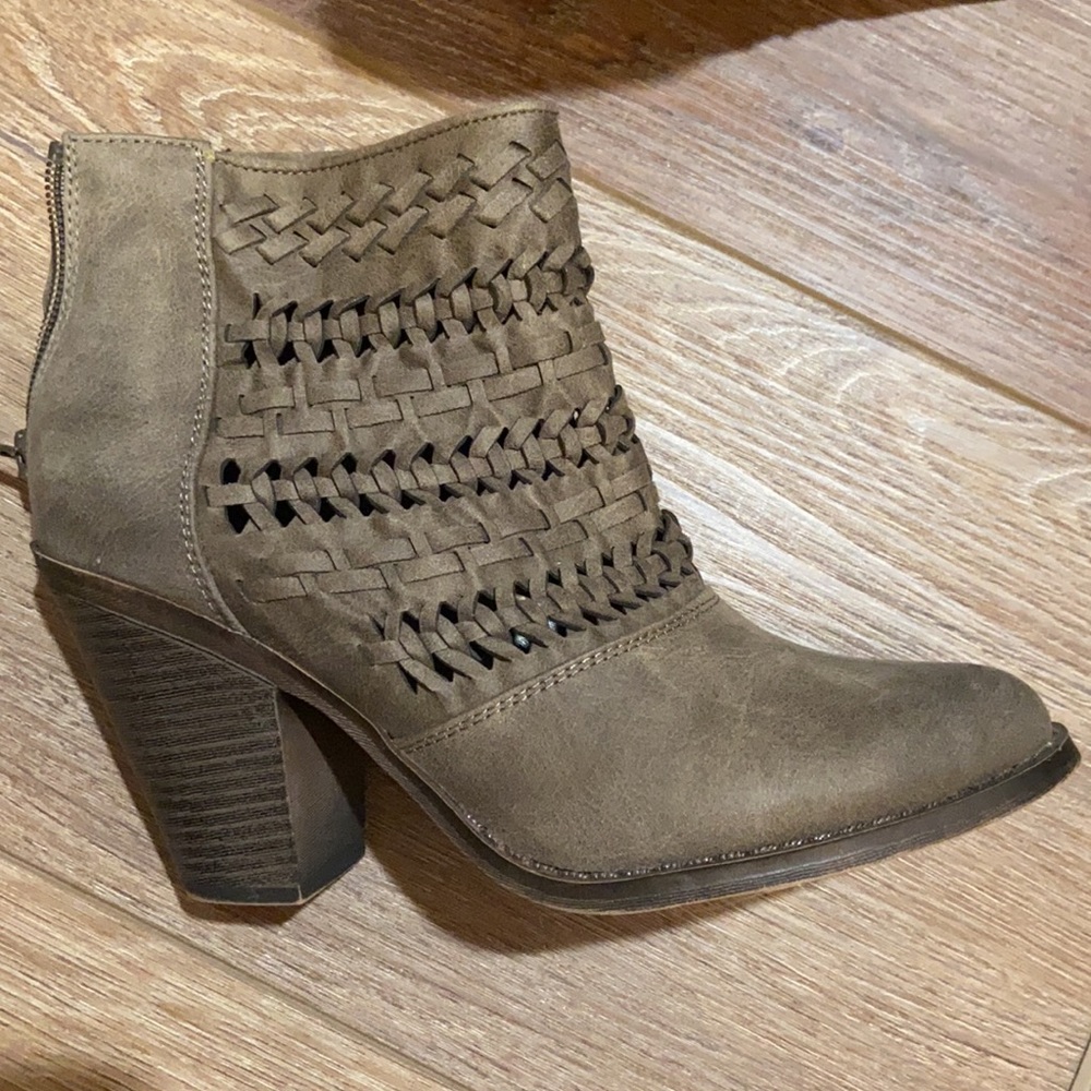 Booties With Heel. - image 3